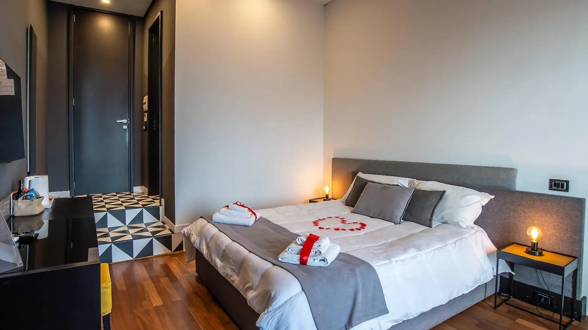 Gram Suites Naples 0*,